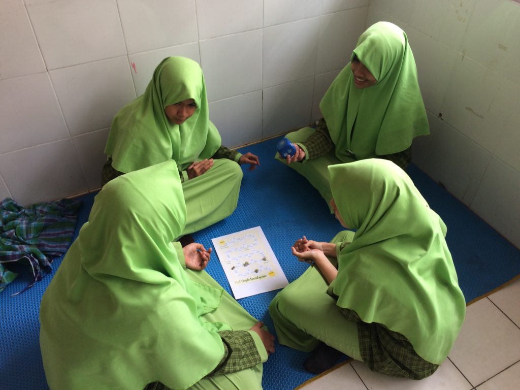 Playing a board game to practice Simple Past verbs 