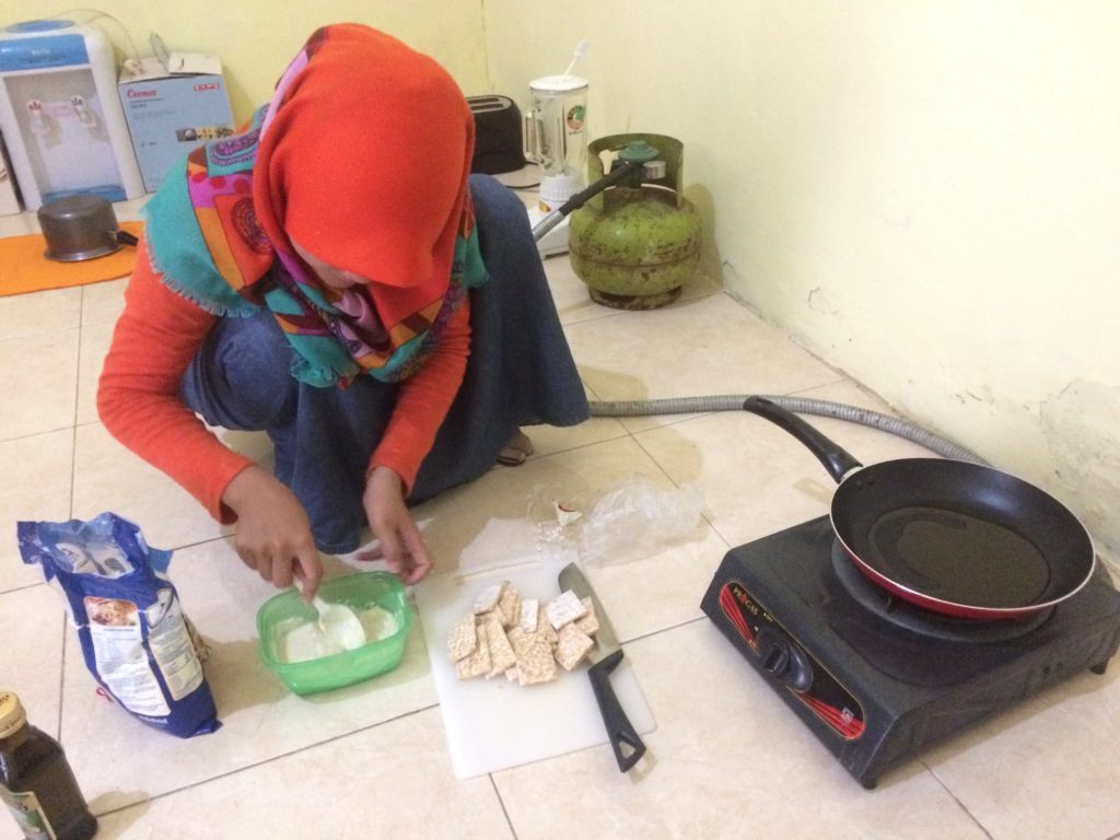 Yuni teaching me to make tempe goreng in my makeshift kitchen :)