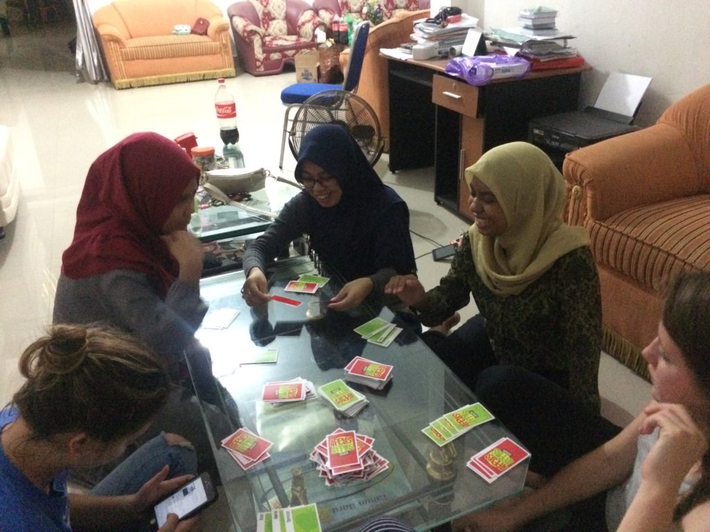 Introducing bahasa tutors to Apples to Apples